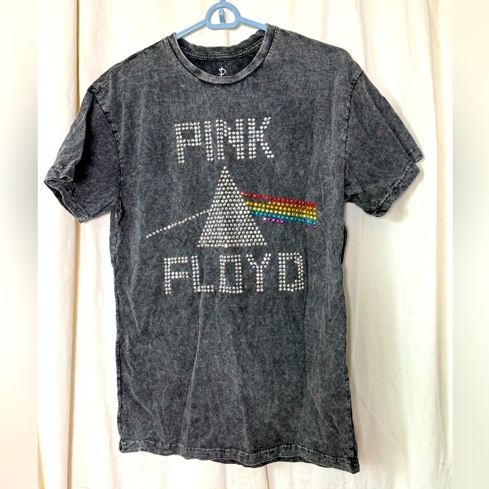 Ur­ban Out­fit­ters Pink Floyd Dark Side of the Moon Rhine­stone T-shirt Sz M 🌈